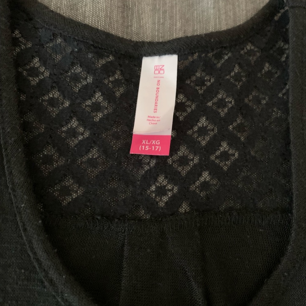 2 flowy tanks with crochet details - Picture 3 of 12